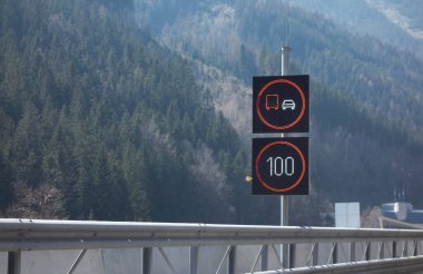 Yolda saatte 100 kilometre hız sınırı tabelası