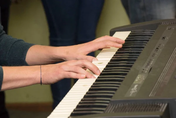 Die Tasten Eines Klaviers Ein Saiteninstrument — Stockfoto