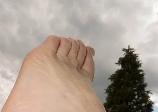 Çıplak Ayaklı Ayaklarında Çorap Ayakkabı Olmayan Bir Insan — Stok fotoğraf