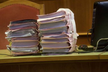 Mahkeme salonunda dosyalar ve dosyalar, kağıt üzerinde adalet davaları