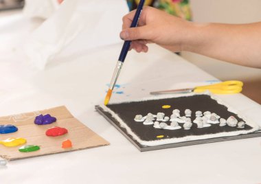 Renkli resimler, yaratıcı ve rahatlatıcı aktiviteler.