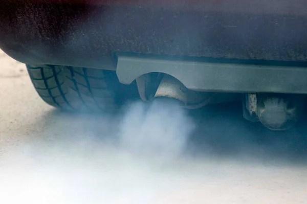 Poluição Partículas Causadas Pelos Gases Escape Dos Automóveis Nuvem Fumo — Fotografia de Stock