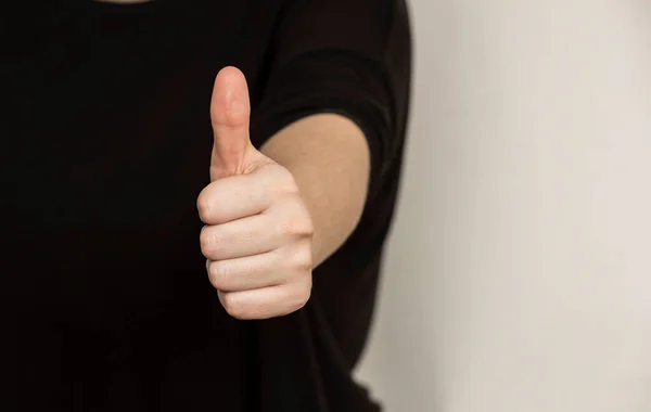 Tummen Upp Handgest Som Symboliserar Godkännande Och Positivitet — Stockfoto