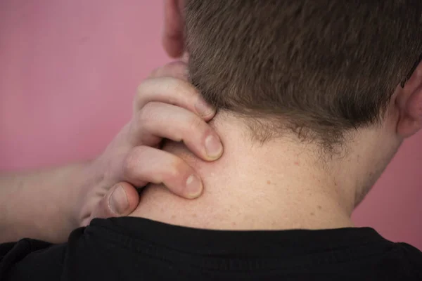 Una Persona Masculina Con Dolor Cuello Que Sostiene Área Dolorosa —  Fotos de Stock