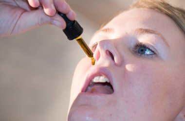 Kadın homeopatik ilaçlar, alternatif tıp, sahte bilimsel iyileştirme ve tedavi yöntemi kullanıyor.