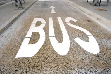 Sokakta bir otobüs şeridi, toplu taşıma ve yol trafiği