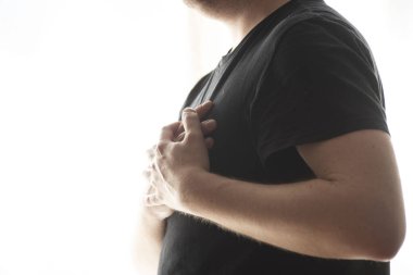 Kalp krizi geçiren, göğsüne bıçak saplayan biri.