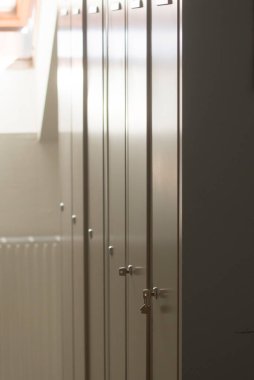 İşten önce ve sonra kıyafet değiştirmek için iş yerindeki dolap.