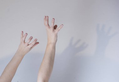 Savunma pozisyonunda olmak hayır ve istenmeyen davranışları işaret ediyor.