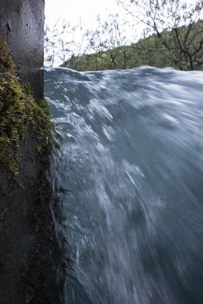 Rychlé Říčním Úseku Kde Zvyšuje Rychlost Vody Turbulence — Stock fotografie