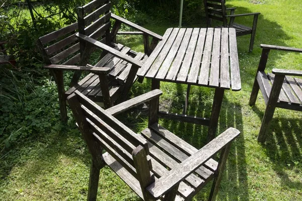 Oturup bahçede rahatlamak için sandalye ya da koltuk.