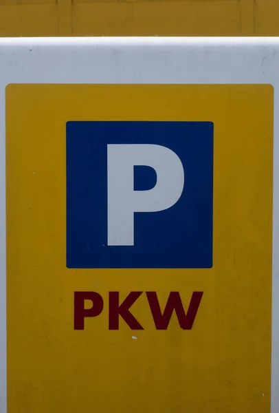 Синя Парковка Дорожній Знак Білою Літерою — стокове фото