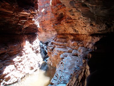 Doğada bir kanyon ya da bir vadi, kayalık arazi oluşumu