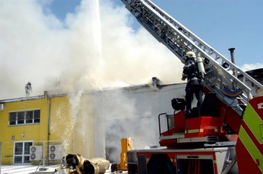 İtfaiye, döner merdivenli bir yangına müdahale ediyor.