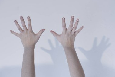 Savunma pozisyonunda olmak hayır ve istenmeyen davranışları işaret ediyor.
