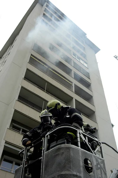 Respuesta Emergencia Del Departamento Bomberos Incendio Con Una Escalera Giratoria —  Fotos de Stock