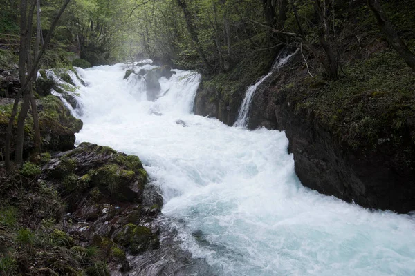 Snabb Flodsektion Där Vattnets Hastighet Och Turbulens Ökar — Stockfoto