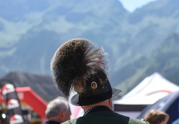 Sejumput Rambut Chamois Dipakai Sebagai Hiasan Topi Bagian Dari Kostum — Stok Foto