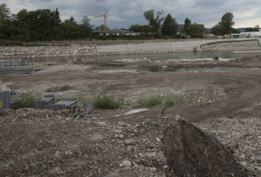 Nehir düzenlemesi ve nehir kıyısındaki kalkınma, inşaat ve inşaat doğada