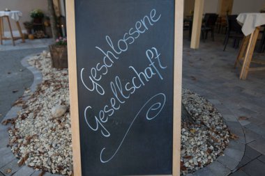 Almanca özel işlev veya özel parti işareti (Geschlossene Gesellschaft)