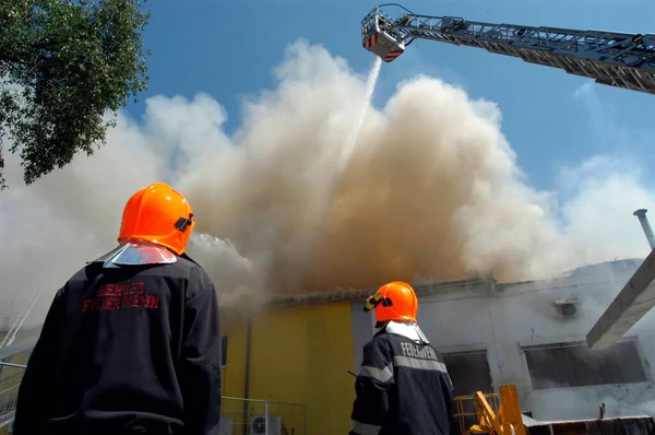 Intervento Dei Vigili Del Fuoco Caso Incendio Con Scala Girevole — Foto Stock