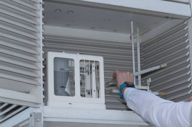 Meteorolojide farklı ölçüm aletlerine sahip meteoroloji istasyonu, hava koşullarını gözlemleme