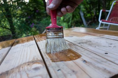 Marangozluk ya da doğramacılıkta ahşap kaplama olarak vernikleniyor