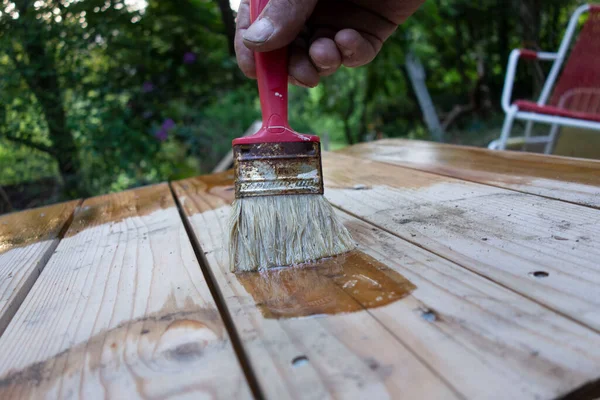 Marangozluk ya da doğramacılıkta ahşap kaplama olarak vernikleniyor