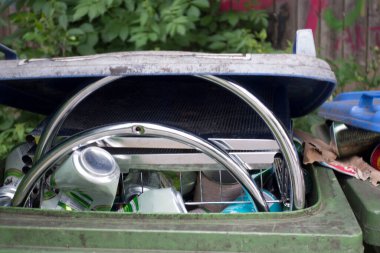 atık ayrıştırma ve geri dönüşüm için hurda metal çöp kutusu