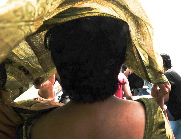 Osoba Nosząca Nakrycia Głowy Jako Ochronę Przed Słońcem Ciepłem — Zdjęcie stockowe