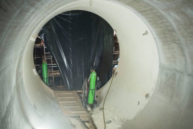 Su ve atık su temini için hidrolik mühendisliğinde kanalizasyon inşaatı