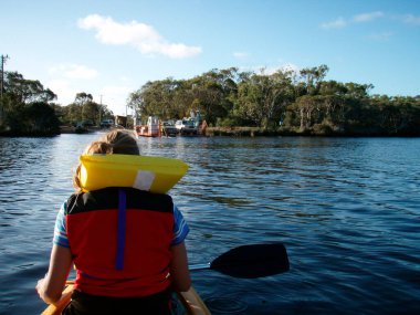 Yazın Avustralya 'da bir nehirde kano gezisi.