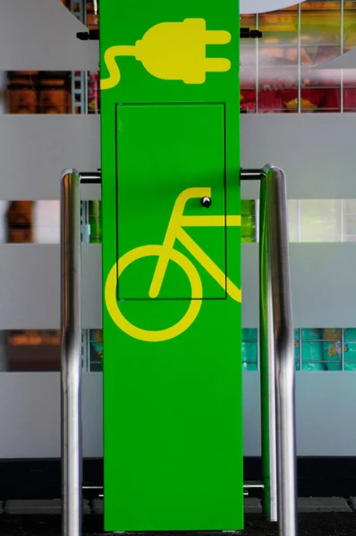 Uma Bicicleta Elétrica Estação Carregamento Bike Eletromobilidade Com Bicicleta — Fotografia de Stock