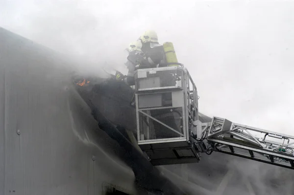 消防部门对使用可旋转梯子的火灾的应急反应 — 图库照片