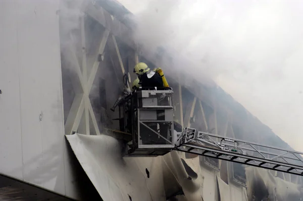 消防部门对使用可旋转梯子的火灾的应急反应 — 图库照片