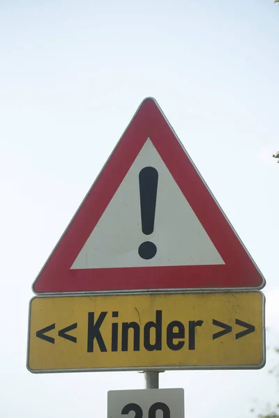 Aandacht Kinderen Verkeersbord Weg Naar School — Stockfoto