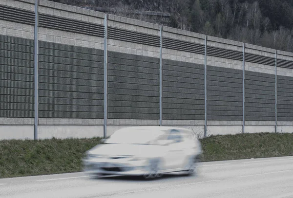 Parede Proteção Contra Ruído Para Proteger Tráfego Ruído Rodoviário — Fotografia de Stock