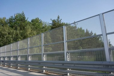 Trafik ve yol gürültüsünden korumak için gürültü koruma duvarı