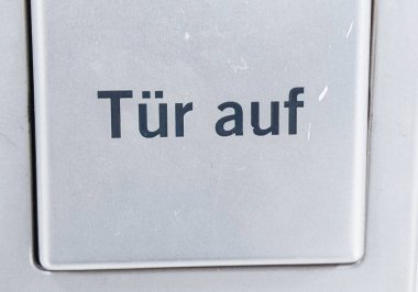 Bir kapıyı açmak ve kilitlemek için eski veya antika bir kapı.