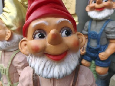 Bahçe cüceleri veya cüceler bir bahçede dekoratif elementlerdir.