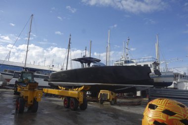 Tekne kuru rıhtımda, nakliye ve taşımacılık denizcilikte.