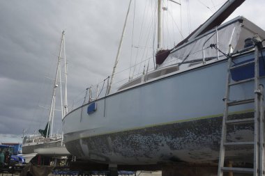 Tekne kuru rıhtımda, nakliye ve taşımacılık denizcilikte.