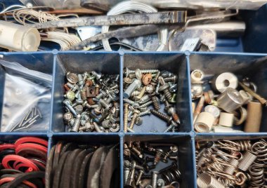 Nesneleri bağlamak veya bağlamak için vidalar, mekanik bir bağlantı