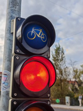 Bisiklet sürücüleri için trafik ışığı, yol trafiğinde güvenlik ölçümü