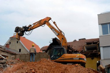 İnşaat sektöründe bina yıkım ve yenileme çalışmaları