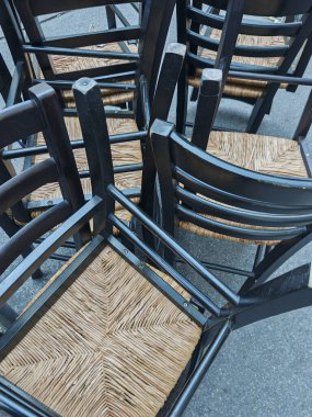 Koltuk ya da sandalye iç tasarımda oturmak için bir mobilya olarak kullanılabilir.