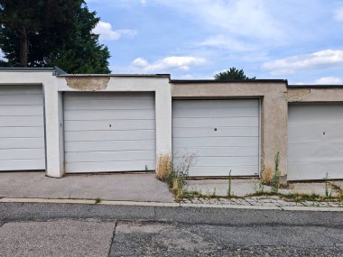 Otoparka park etmek, birçok arabanın park yeri.