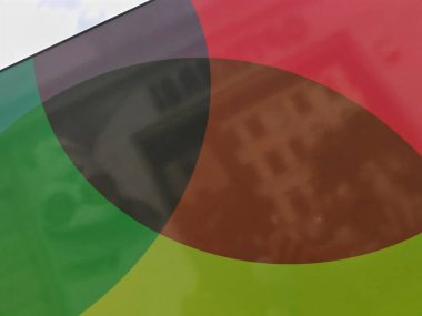 Farklı renkte nesneler ve şekiller, renkli düzenleme ve tasarım