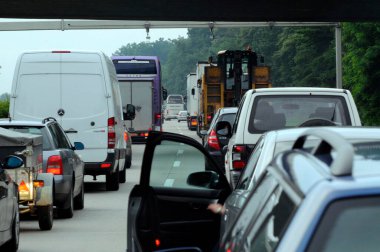 Otoyol ya da karayolu trafiği sıkışık, arabada bekliyor.