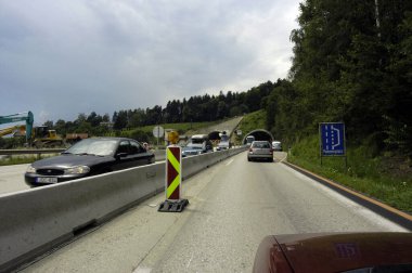 Caddelerin, yolların ve otoyolların iyileştirilmesi ve onarımı için yol bakımı